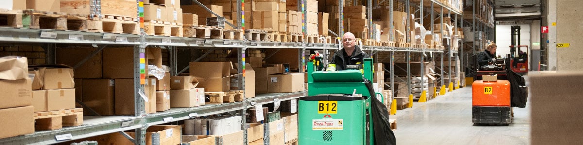 Truckar som åker inne på ett lager