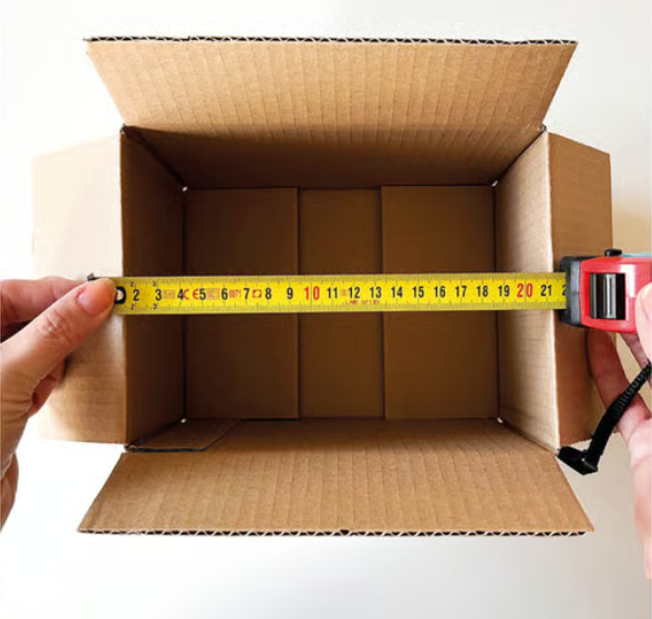 E-handelslåda med diverse produkter och packmaterial inuti