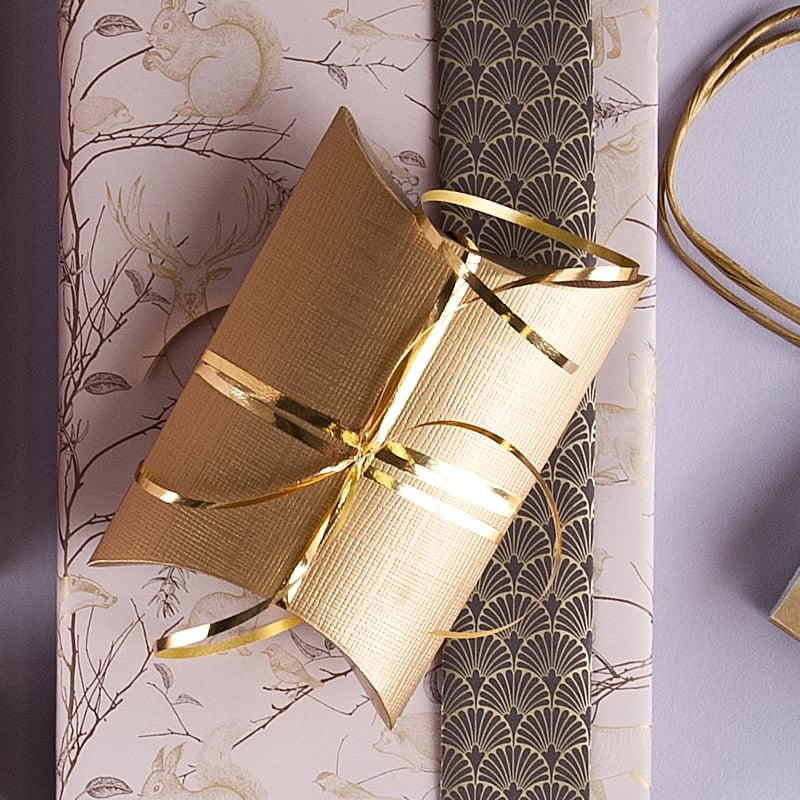 Presentkartong planoval linnepräglad guld