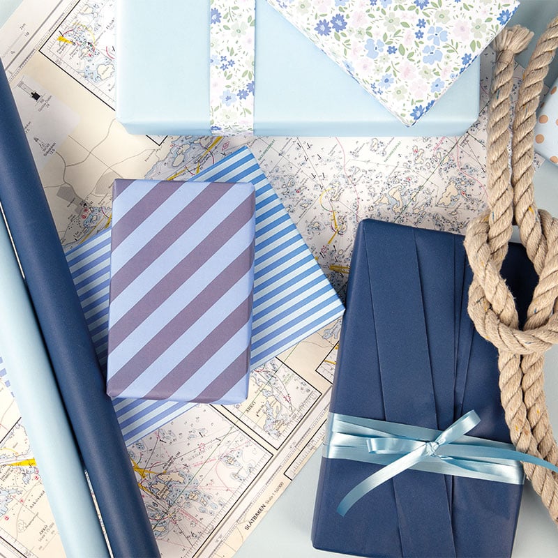 Presentpapper Navy Thin Stripes