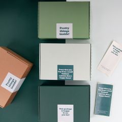 Förslutningsetikett i gröna nyanser med tryck- Engelsk text